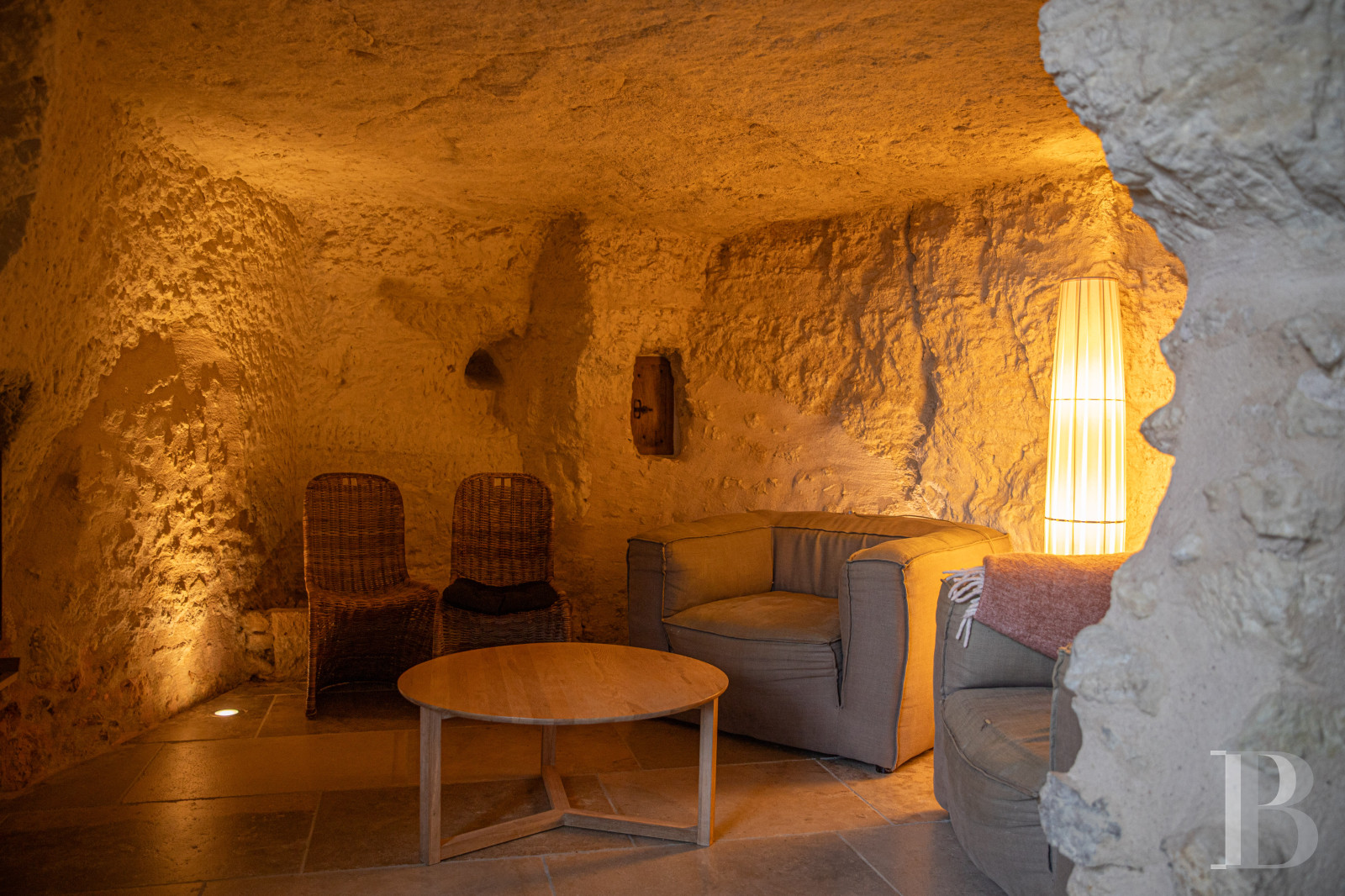 En Indre-et-Loire, sur les hauteurs d’un village, près d’Amboise, un château et son hameau en bordure de forêt - photo  n°35